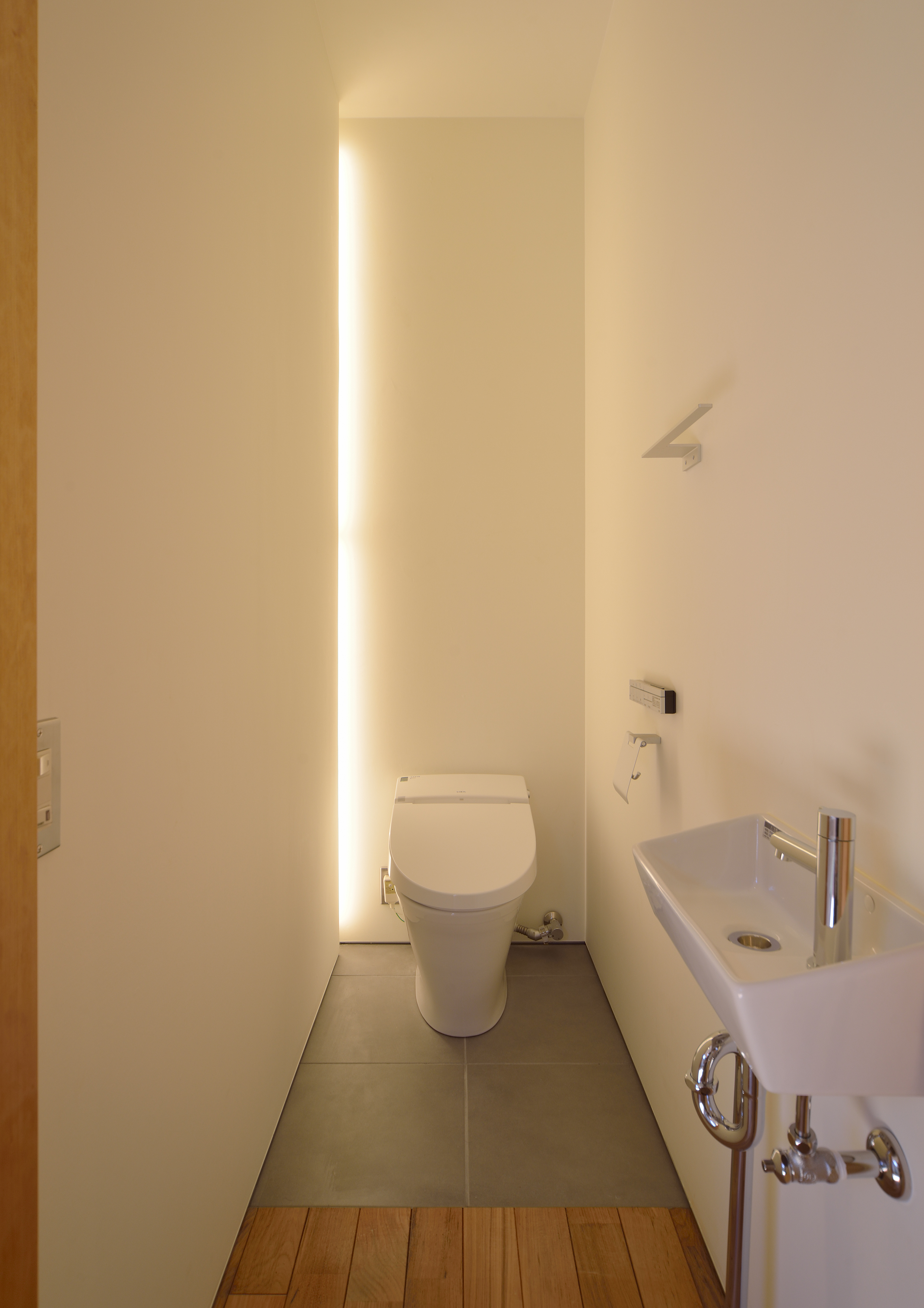 狭さを感じさせない、考え抜かれたトイレの壁面照明