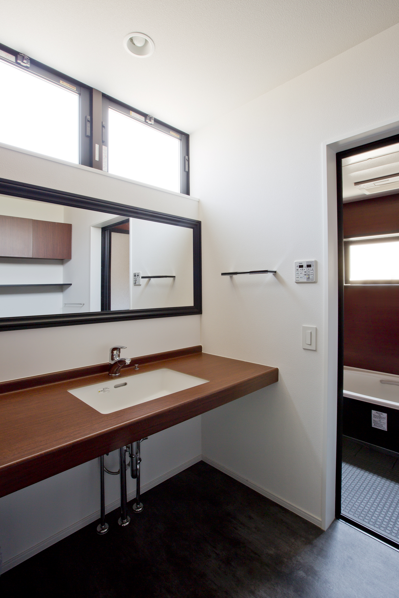 窓・鏡・洗面台の横ラインの使い方がこだわりの浴室・洗面所