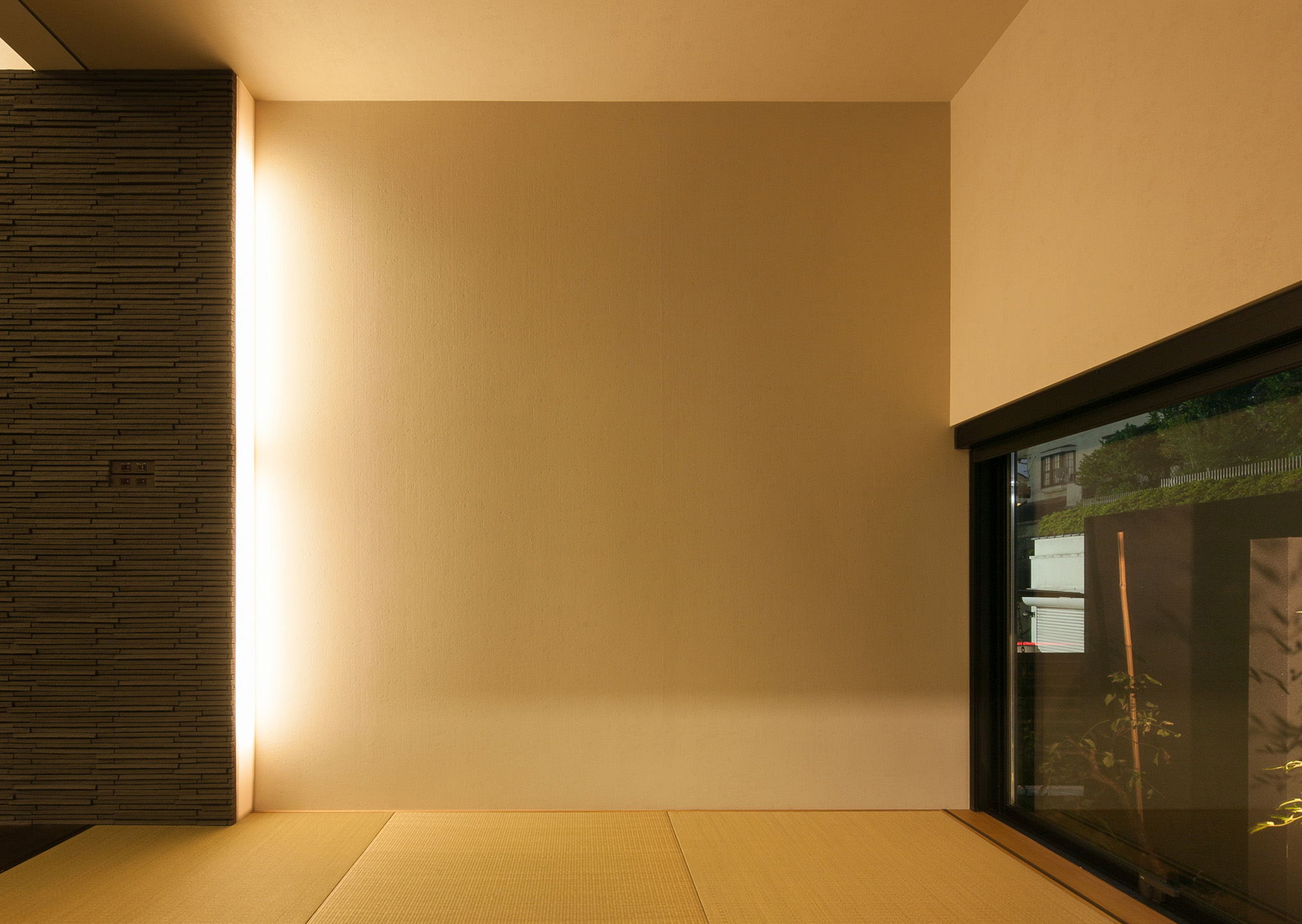 平坦な壁を立体的に見せる横壁照明-fevecasa(フェブカーサ)