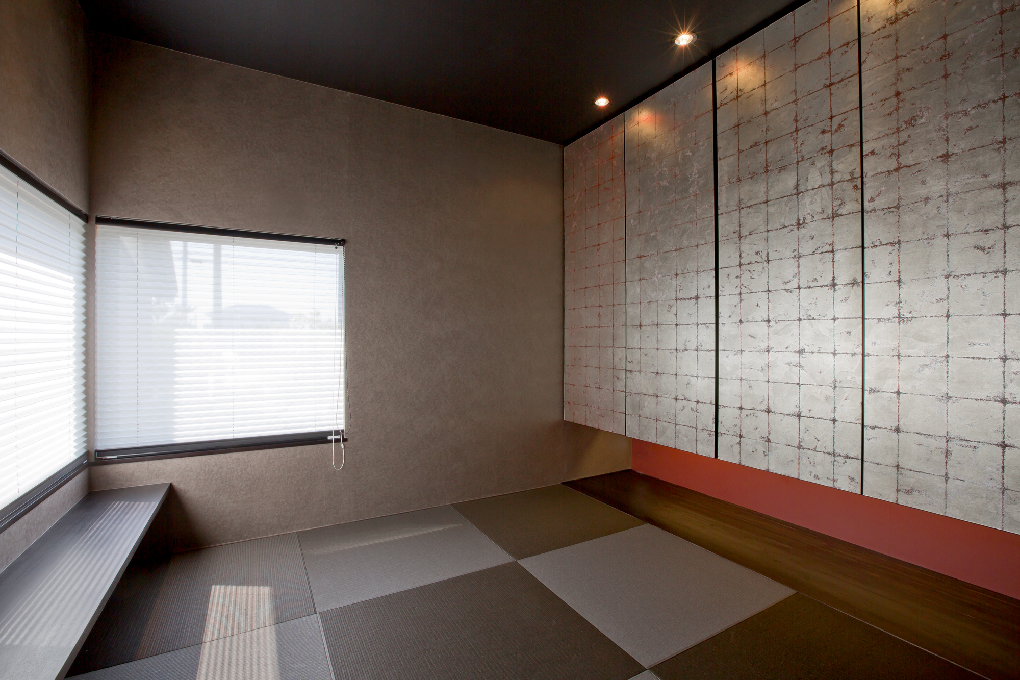 琉球畳と箔押しのふすまがモダンな和室