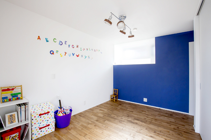 ビビットなブルーの壁が楽しい子供部屋