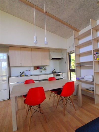 シンプルなキッチンセットと造作棚の組み合わせ