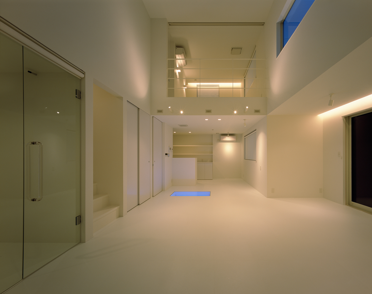 白い壁天井がレフ板代わりになり、ダウン照明の優しい光が癒やされるリビングダイニング