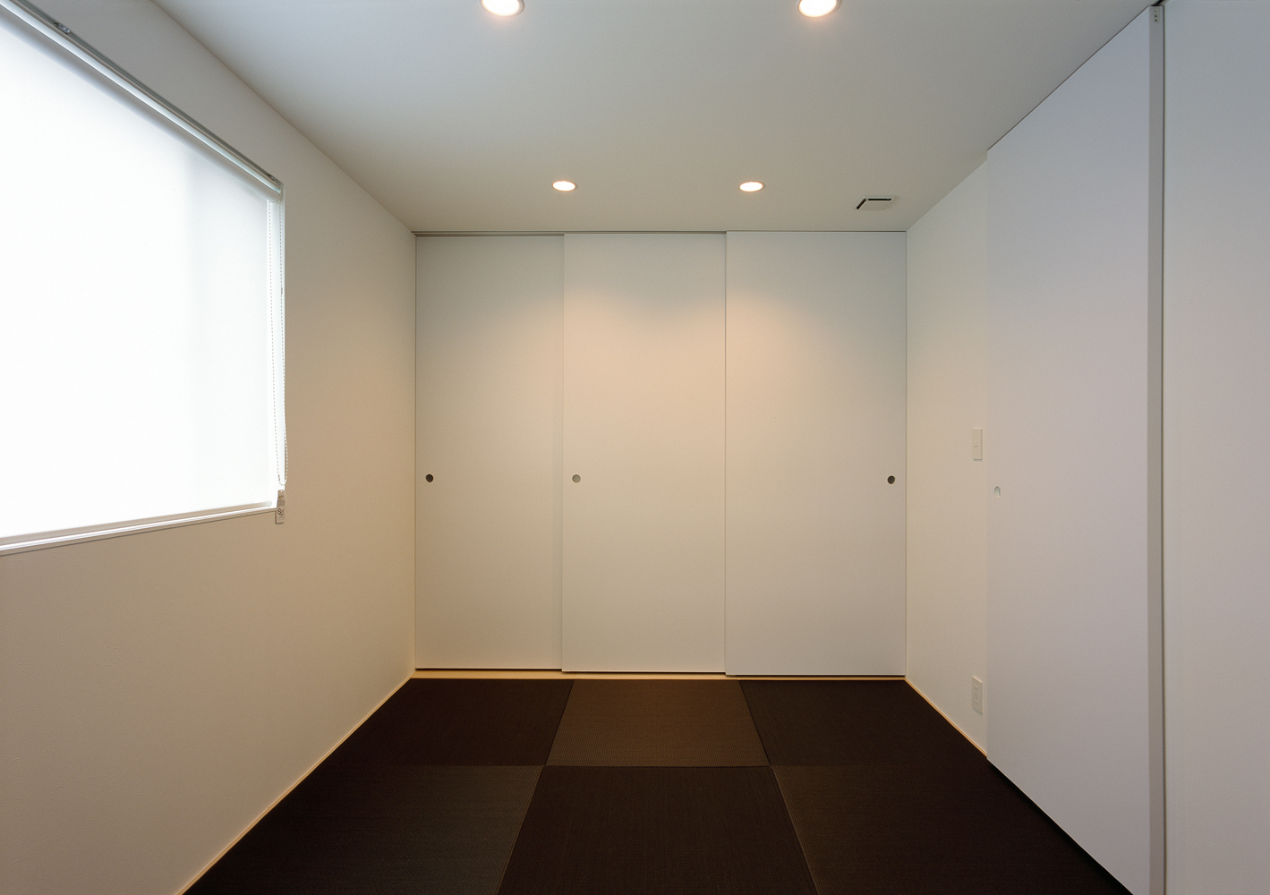 焦げ茶の琉球畳と白い壁天井でシンプル和モダンを演出した和室