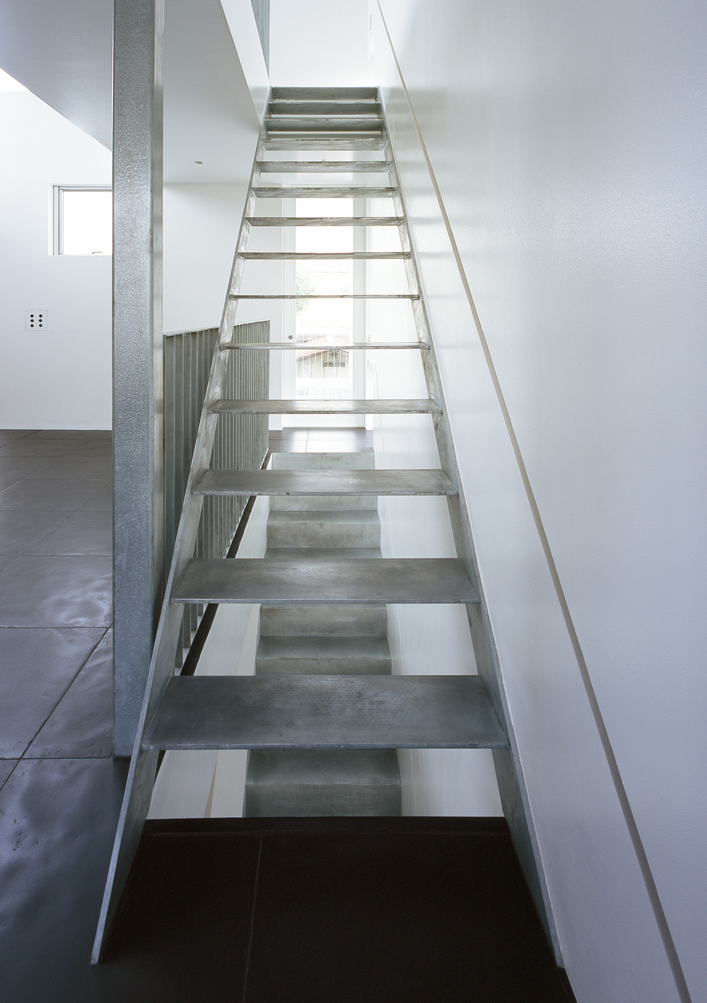 無機質な素材も、工業製品のような機能性美を感じる階段