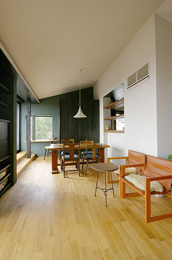 アンティーク家具の似合うモダンな空間