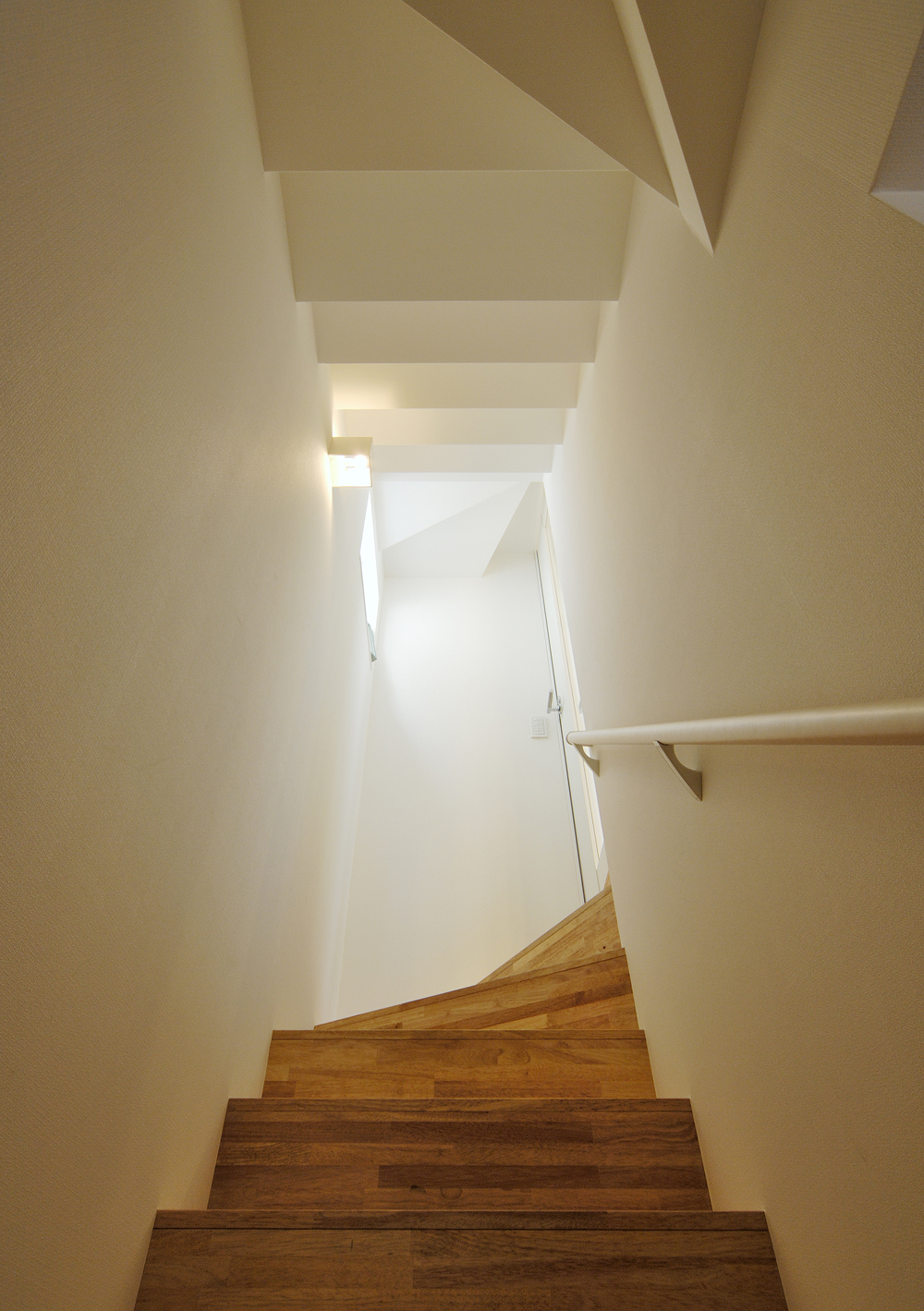天井も木階段と同じ形状になっている動きのある階段空間