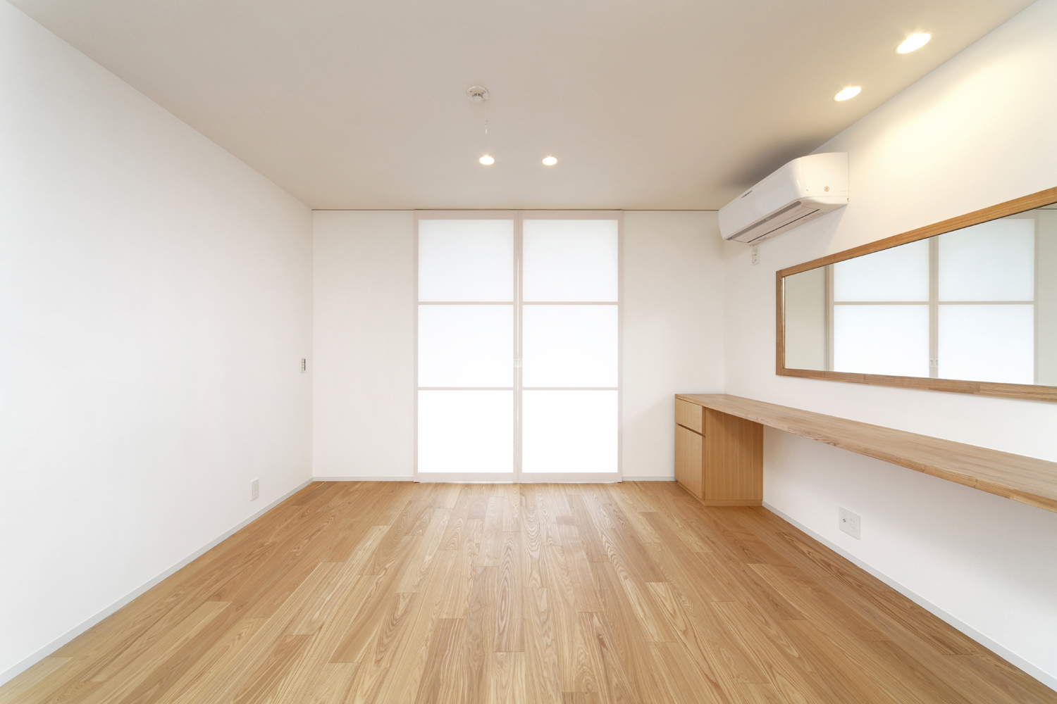 建具に和紙を使用し、縁側の大きい窓から柔らかい優しい光が入る寝室