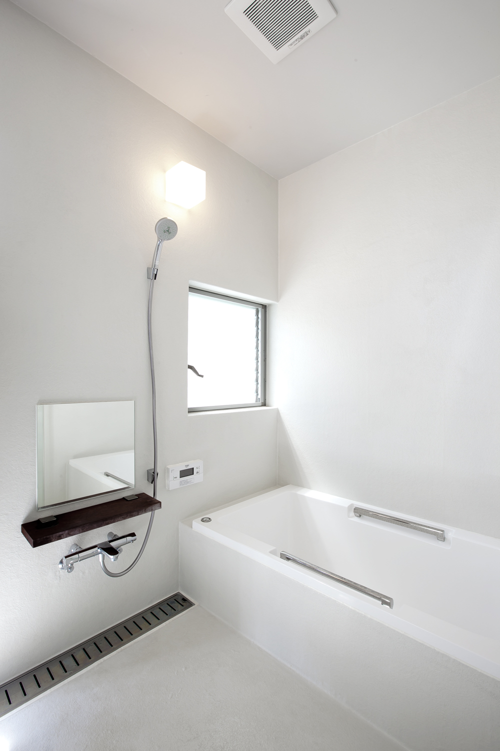 潔いほど装飾のない シンプルで清潔なｆｒｐ仕上げの在来浴室 Fevecasa フェブカーサ