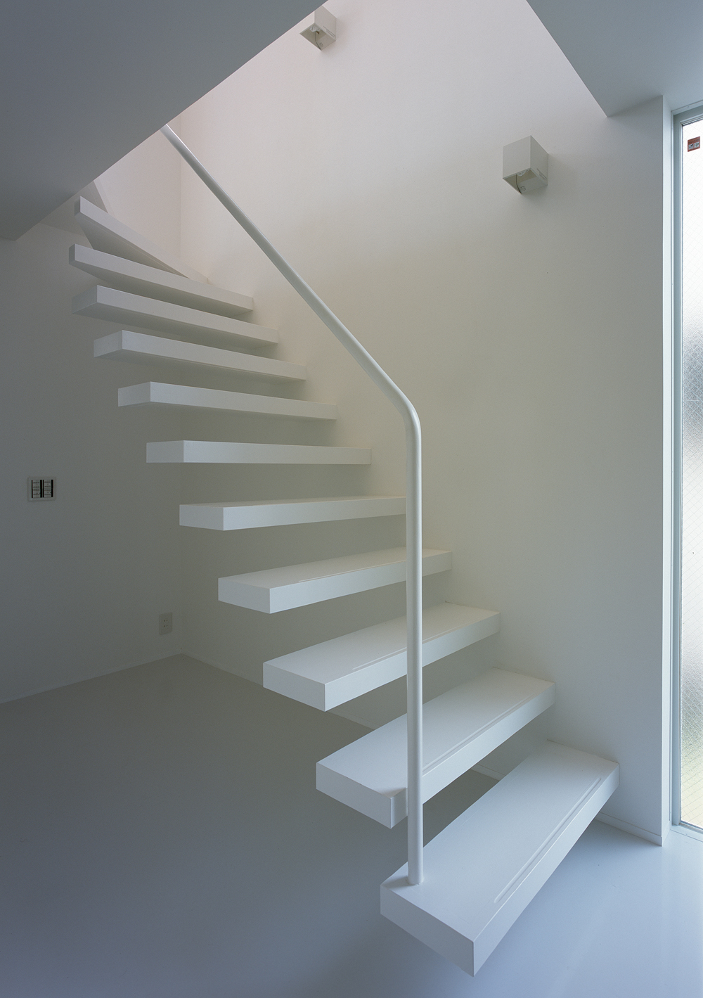片持ち階段にすることで空間に広がりを感じさせるようにした階段まわり