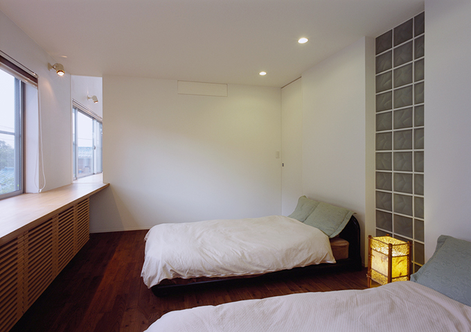 ダウンライトが照らす落ち着いた雰囲気の寝室 Fevecasa フェブカーサ