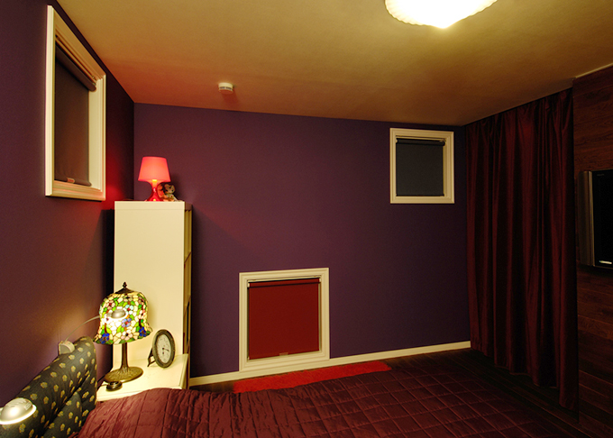 クラシカルモダンな紫の壁紙の寝室