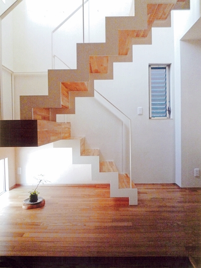 幾何学模様のような階段を玄関から観る