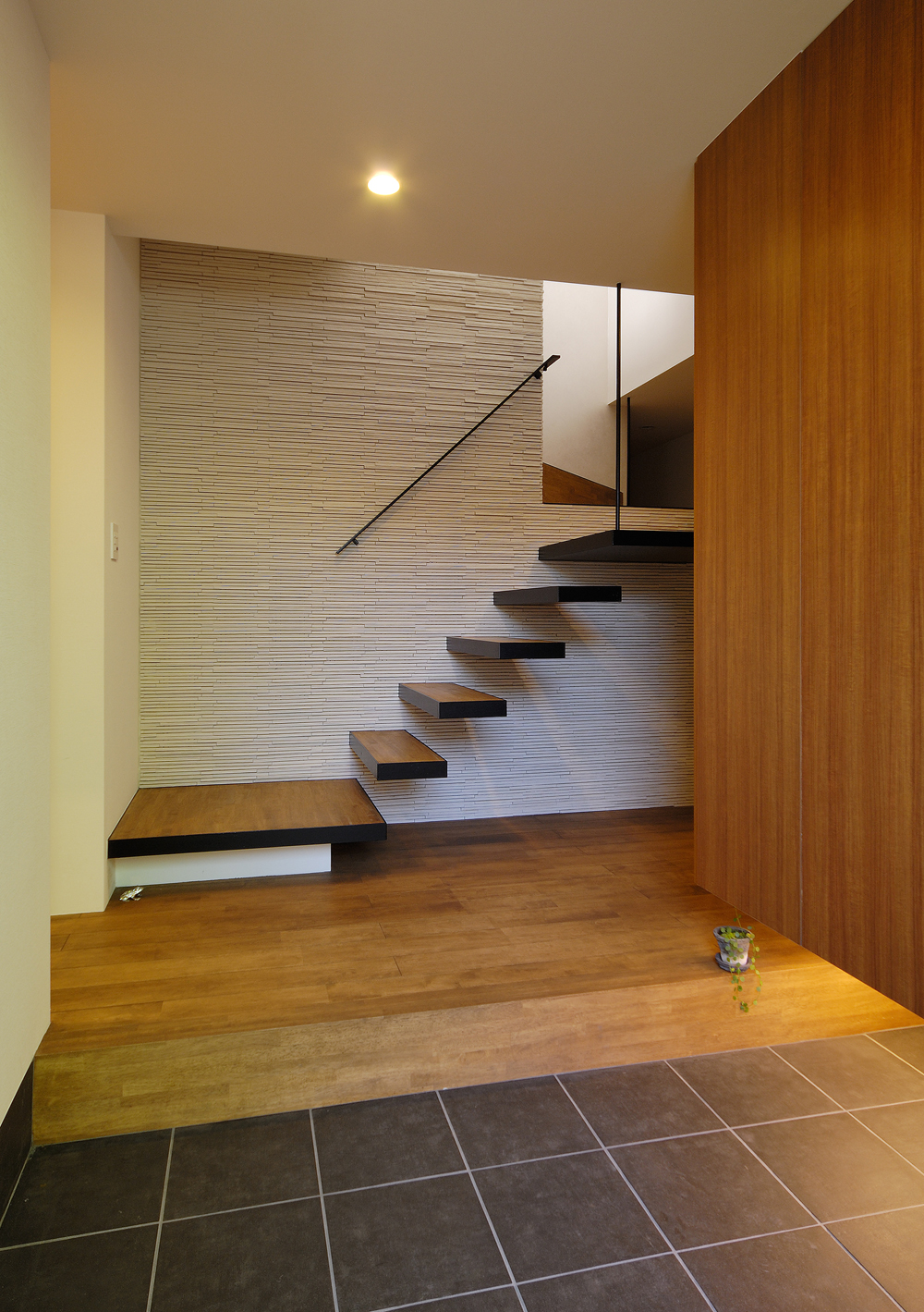 空間を広くし、浮遊階段をデザインアクセントにした玄関ホール-fevecasa(フェブカーサ)
