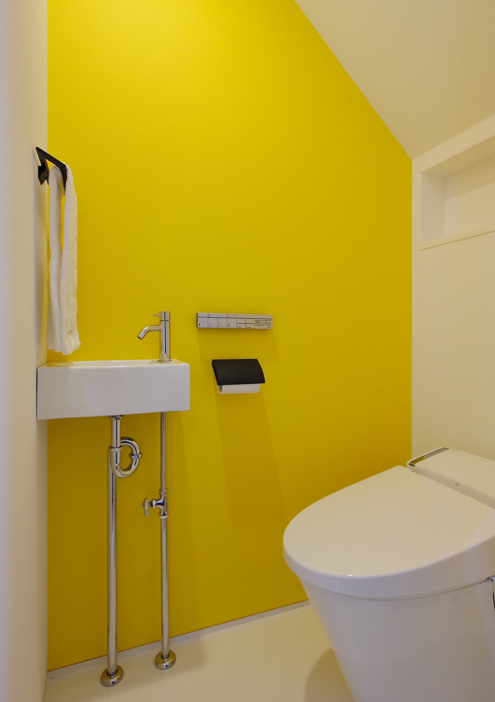壁の一面を黄色に仕上げ シンプルかつポップなトイレに Fevecasa フェブカーサ