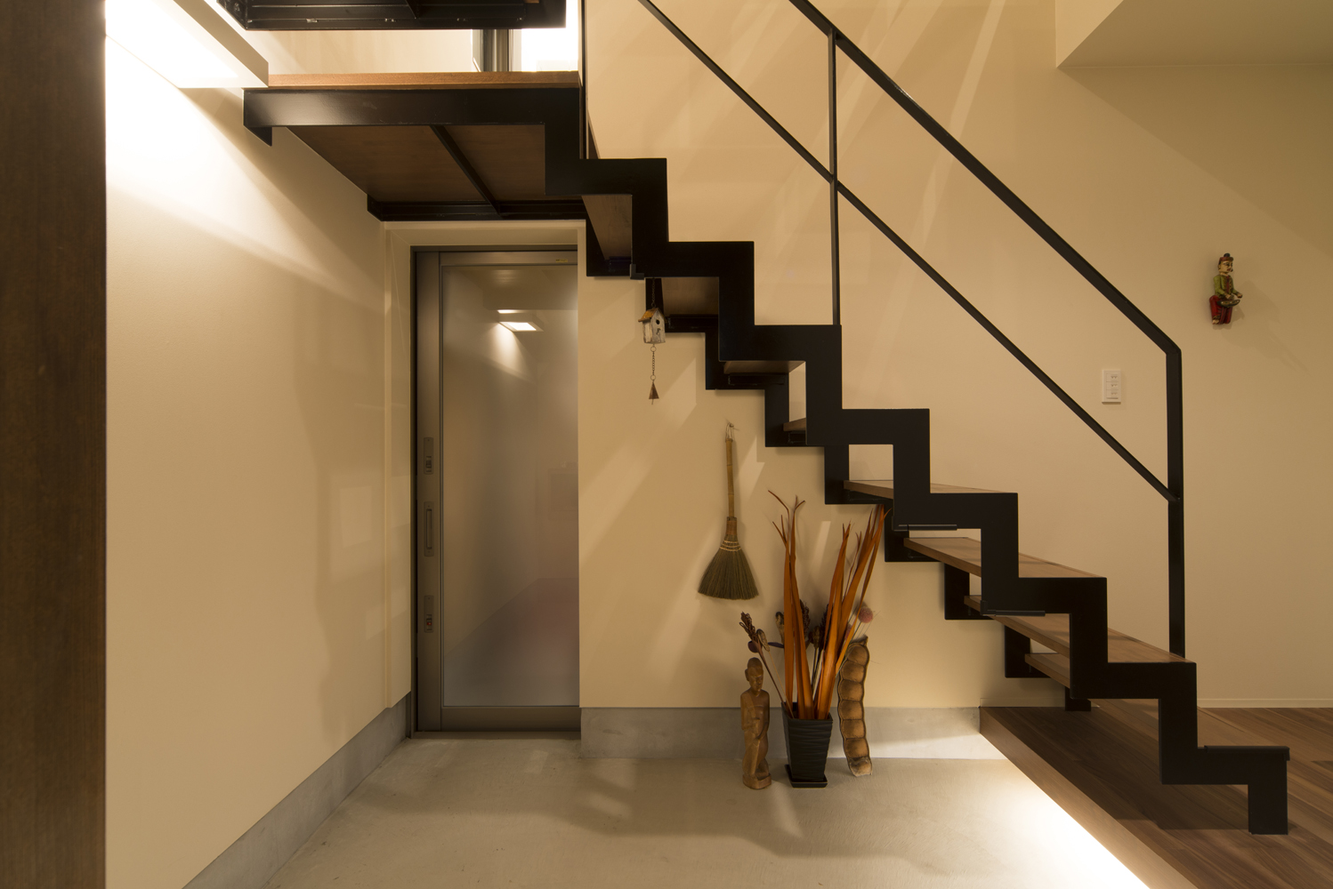 階段と玄関ドアの空間バランスがよい アジアンテイストを含んだ玄関ホール Fevecasa フェブカーサ