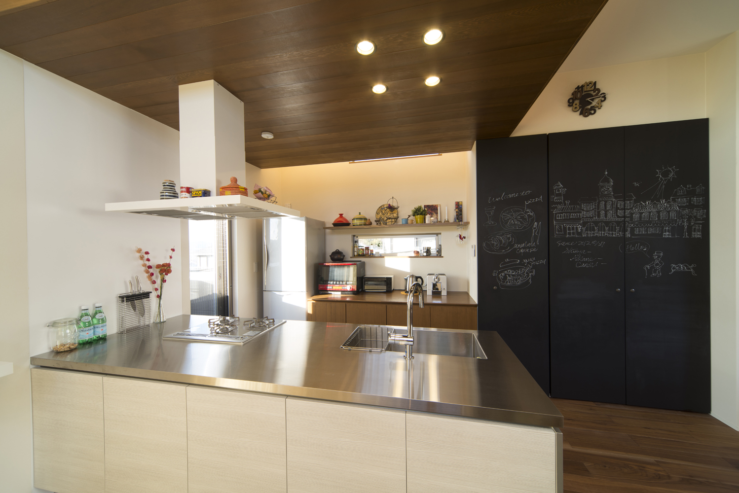 すっきりとまとめたオシャレなカフェのような 黒板のある収納壁をもつキッチン Fevecasa フェブカーサ