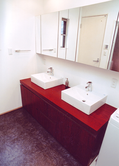 ミラーの収納棚が広く見せる洗面室