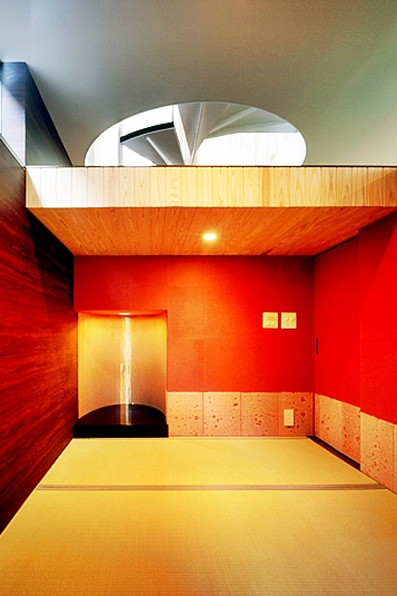 朱い壁と楕円形の床の間の和室