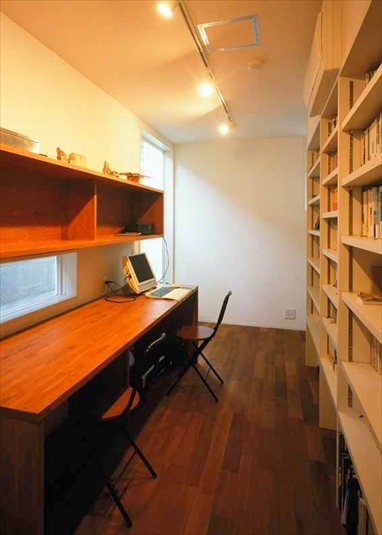 壁面収納の本棚に手が届きやすい書斎