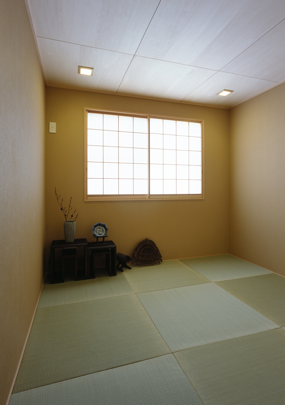 琉球畳と障子が、侘び寂びを感じる和室