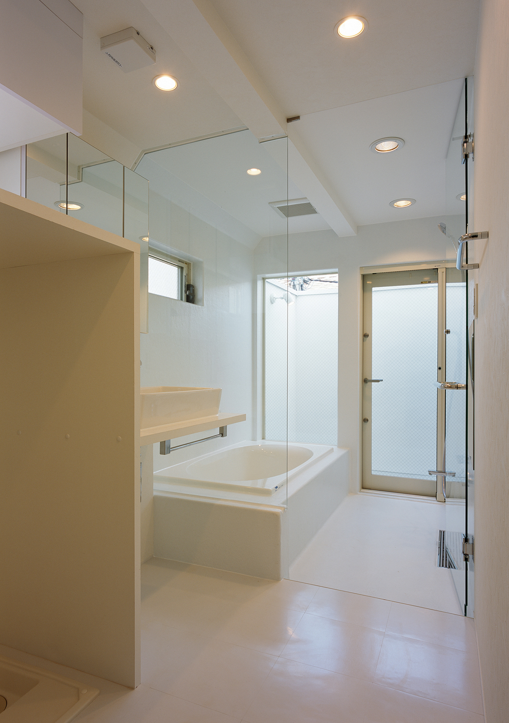 ガラス壁＋ガラスドアが、衛生的で透明感のある浴室