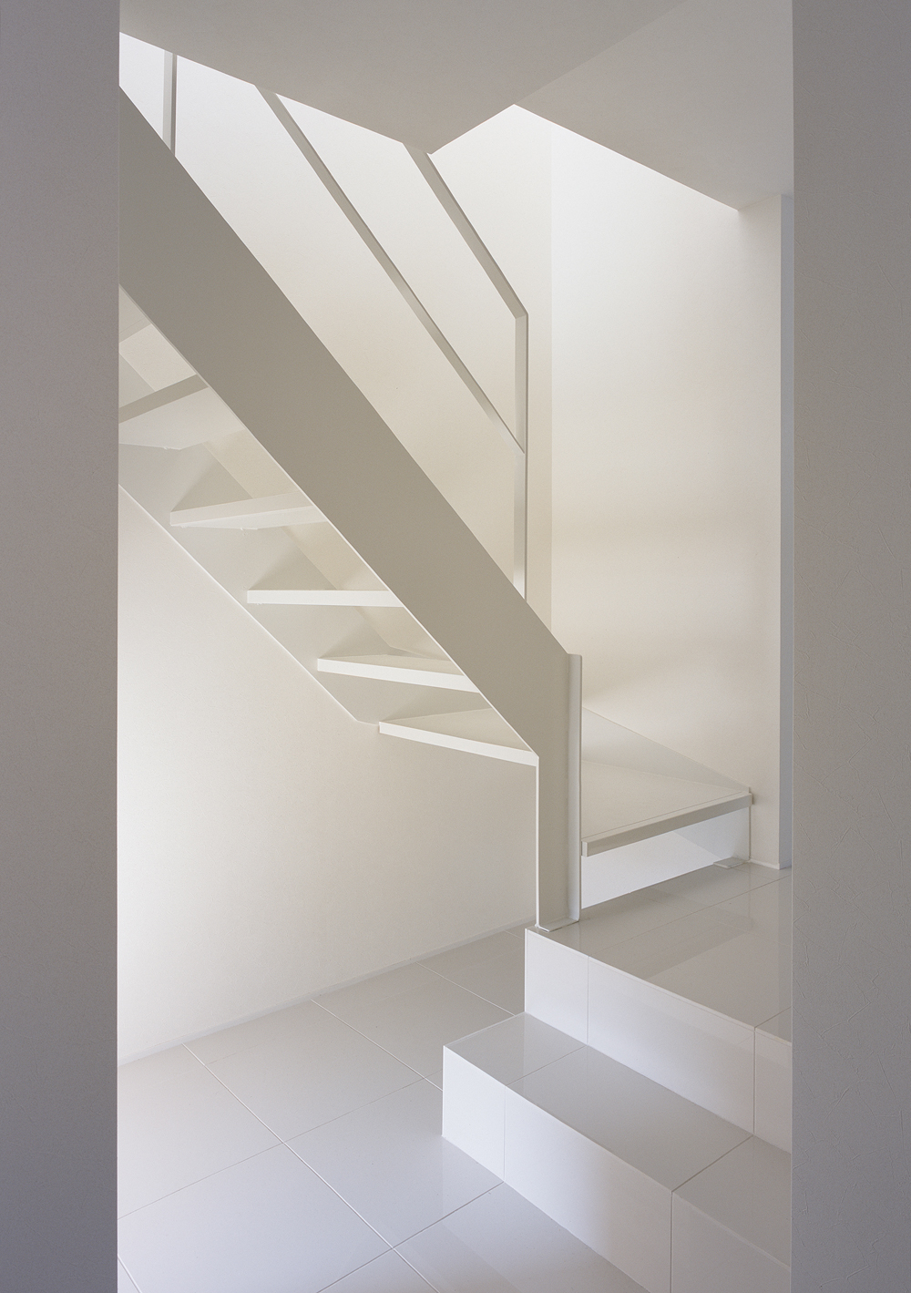 異素材の組み合わせが、白でまとめられることで軽やかに見える階段