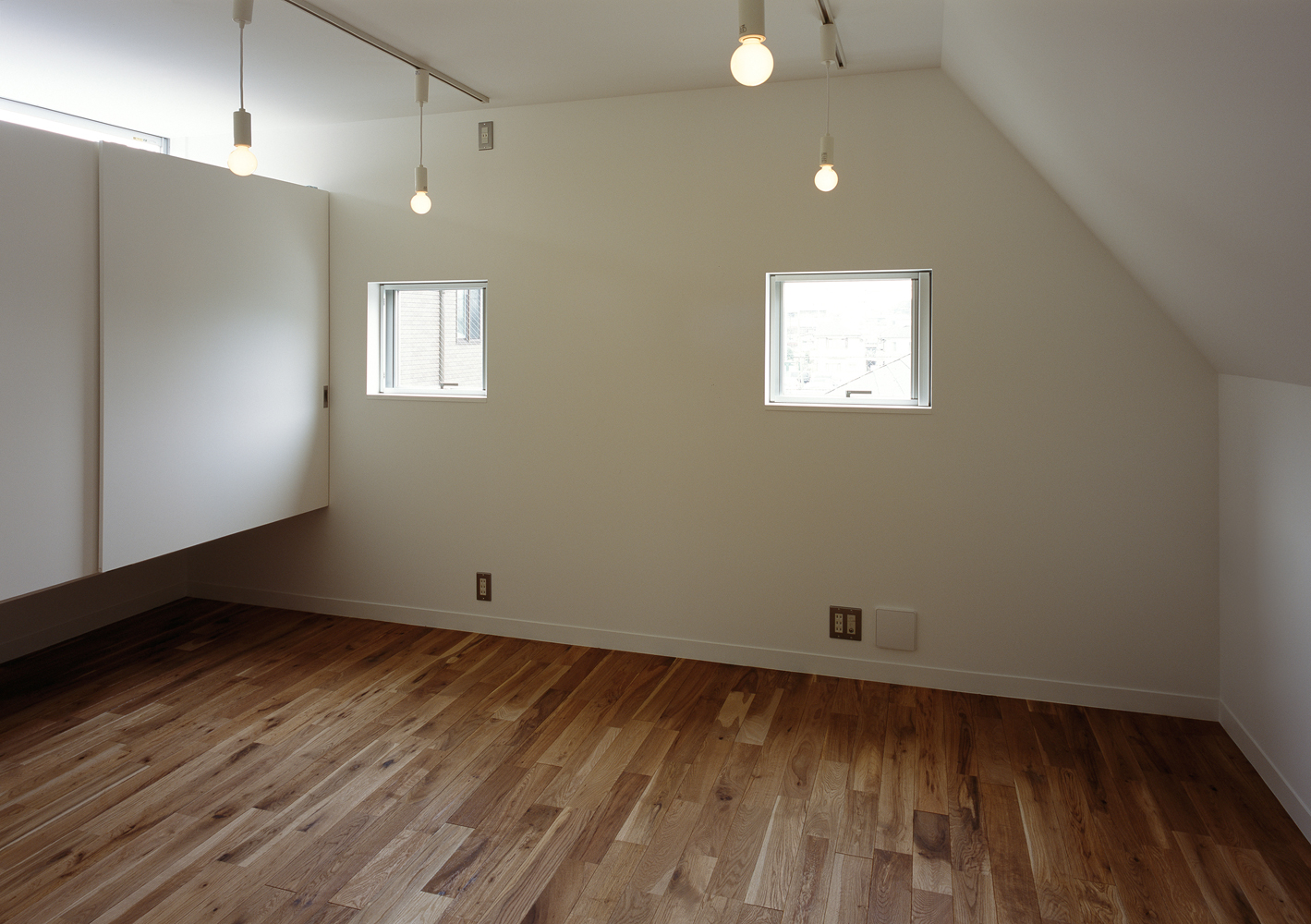自然塗料で仕上た無垢材の床と塗り壁を基調とした、体に優しい部屋