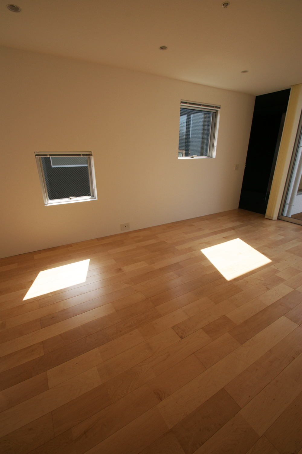 四角窓から入る四角い光が、ゆったりとした時間の流れを教えてくれる主寝室