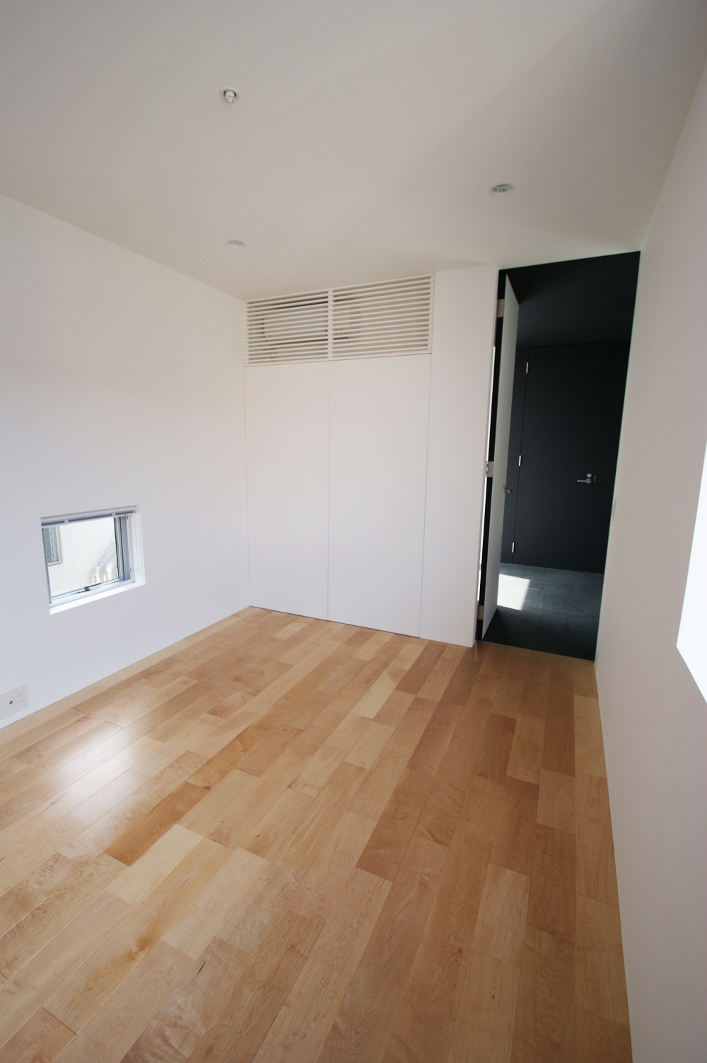白壁天井と白木のフローリングで、コンパクトでシンプルにまとめた子供室