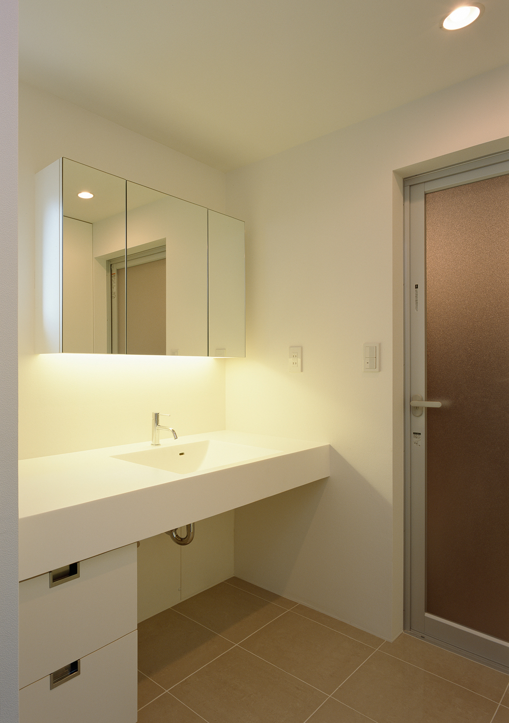 壁面収納下に照明を取り付け、手元からの明るさを取り入れた洗面所