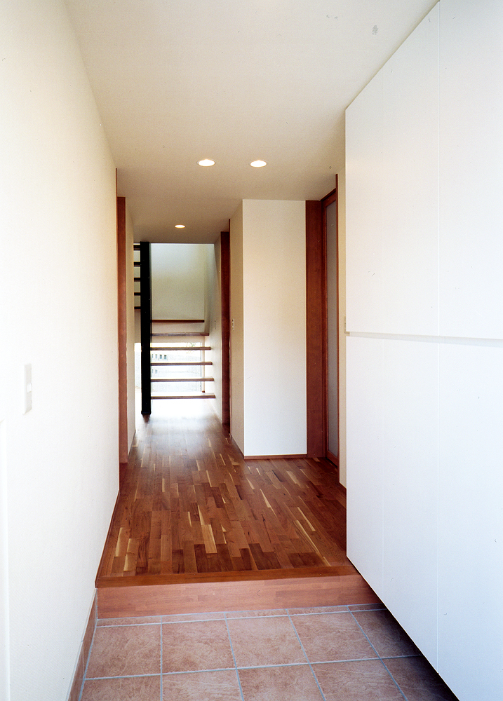 蹴上のない階段から、優しく柔らかな光が玄関ホールまで広がりを見せる