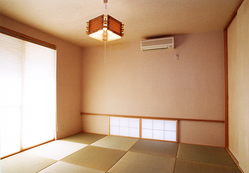 天井・壁素材を一緒にして高さを出した、琉球畳がよく似合う和室
