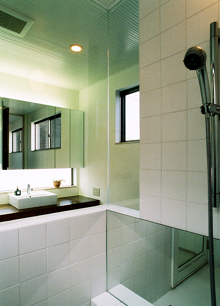 腰高上をガラス張りにし、視覚的な広さを感じさせた浴室