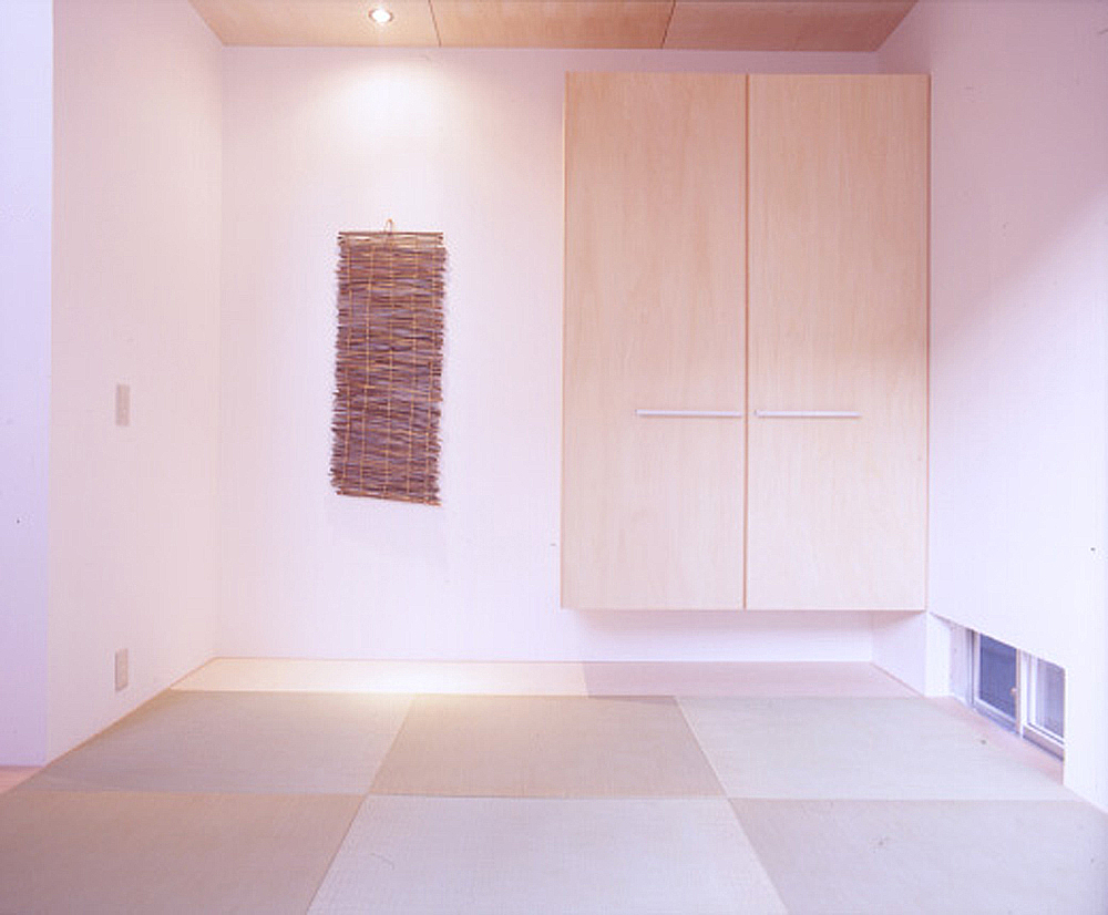 琉球畳の色合いに合わせて、優しい白木の印象でまとめたコンパクトな和室