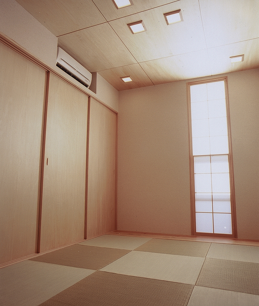 エアコンを壁面に収め存在感を消した、色のトーンを揃えたシンプルな和室