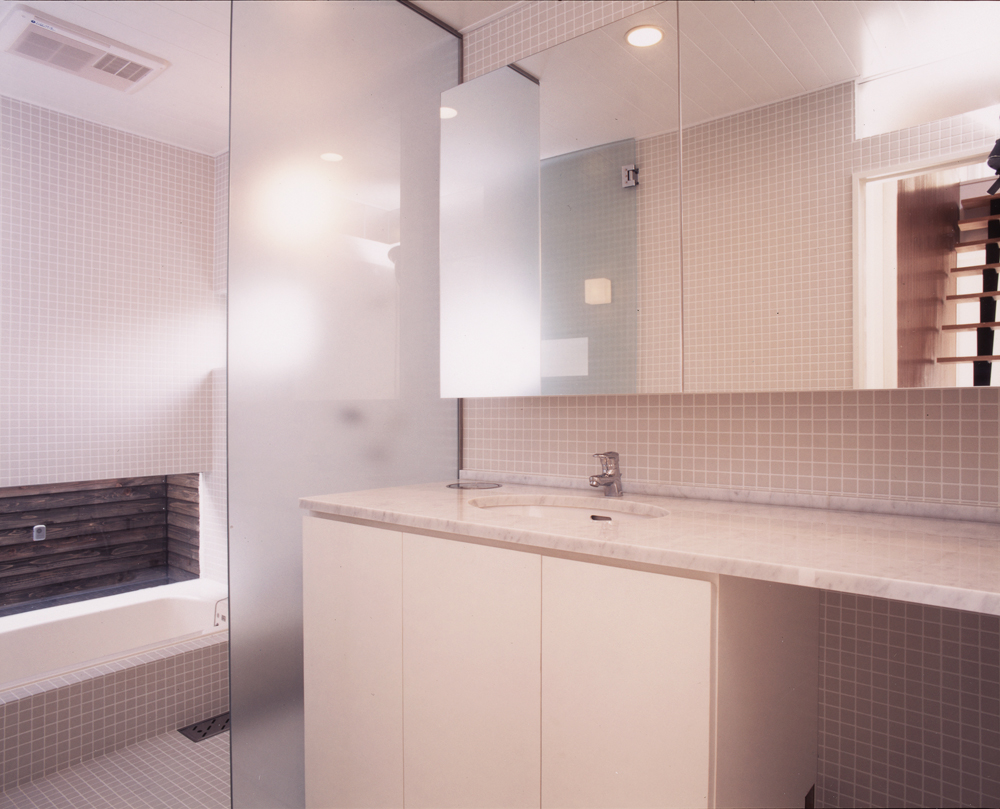 床壁を小さなグレー色のタイルでまとめた すっきりとした洗面所 浴室 Fevecasa フェブカーサ
