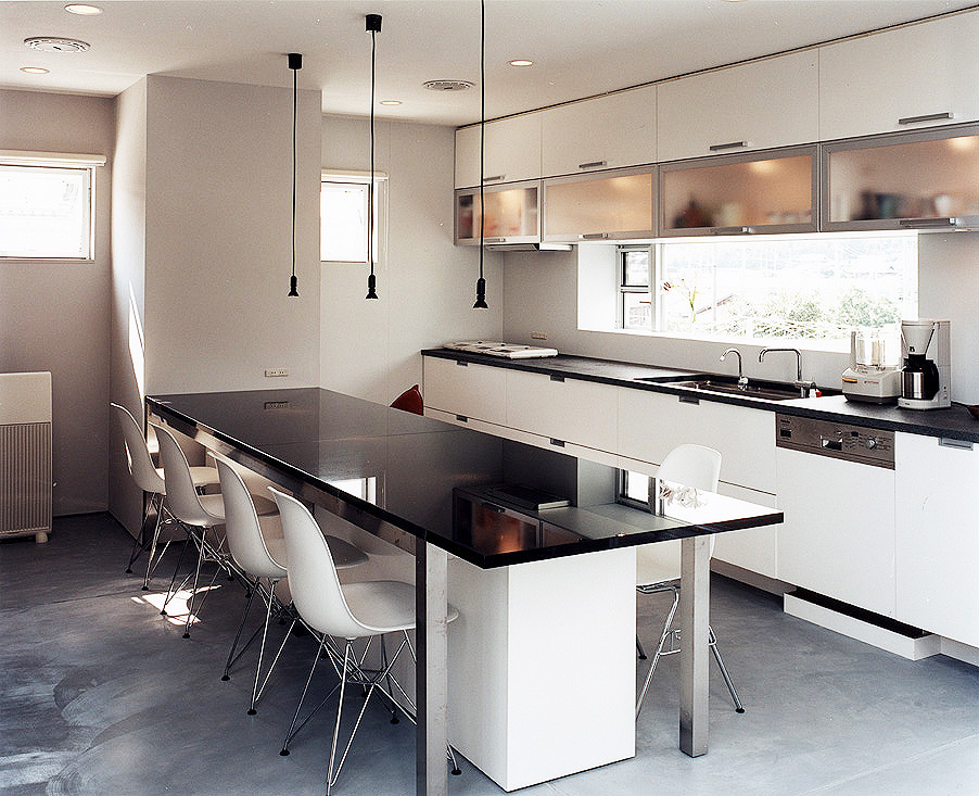 白×黒のスタイリッシュなキッチン