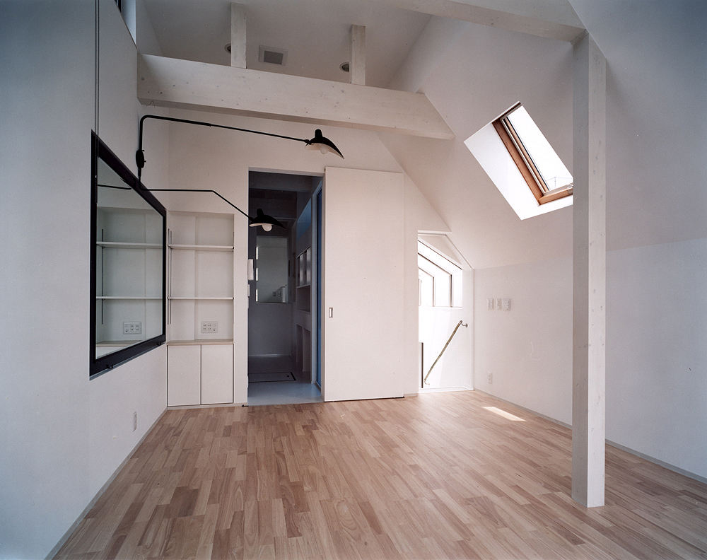 真っ白な屋根裏部屋のような空間に、アプリク ミュラル ドゥ ブラ ピヴォタンの照明がよく映えるLDK