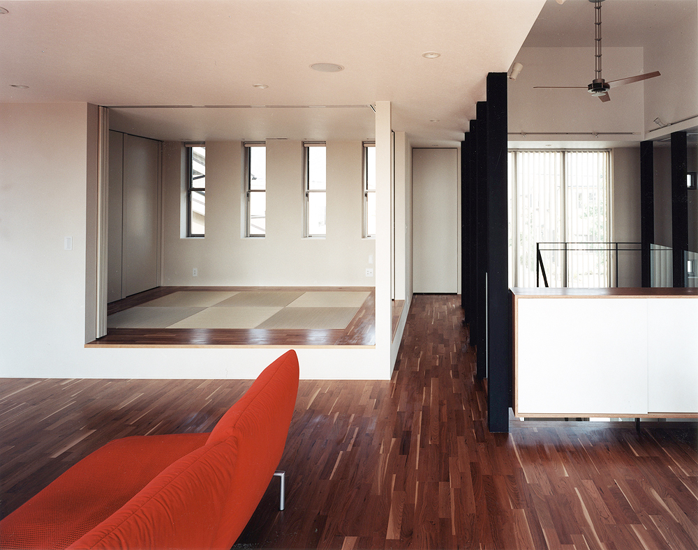 琉球畳周りにフローリング素材を利用し、大空間のＬＤＫと調和の取った和室