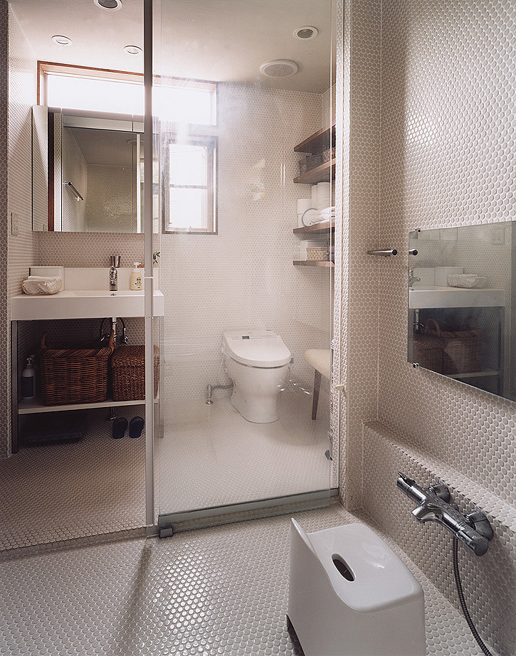 丸いモザイクタイルを使用しつつも、キュートになりすぎないようにまとめた洗面所・浴室