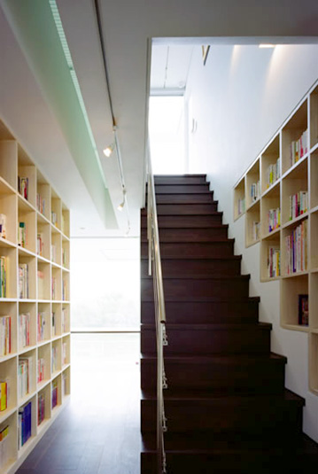 読書家のための書籍棚を設けた階段