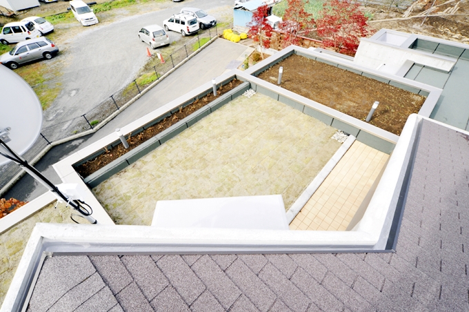 コンクリート棟の屋上を芝生と家庭菜園で緑化