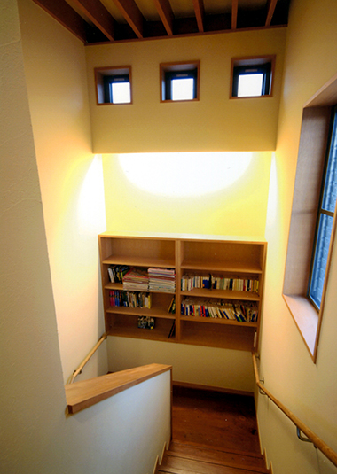 踊り場に書棚を設けた階段室