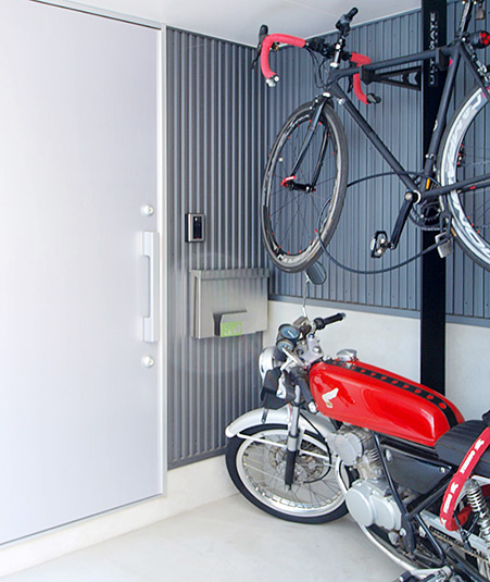 大切なバイクと自転車をかっこよく収納するガレージポーチ