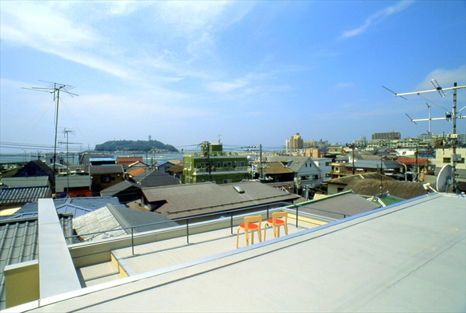 屋上から見える江ノ島を楽しむ