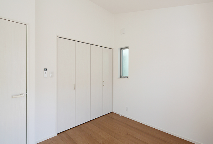 壁と一体化した白い収納扉