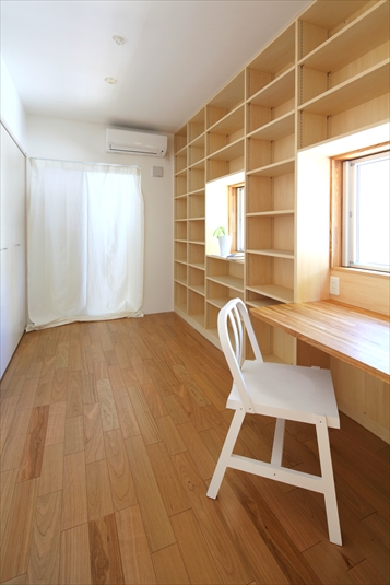 白い家具が映える自然素材の空間