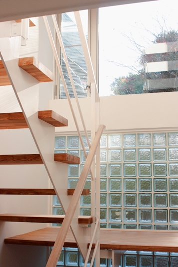 ガラスブロックで明るい階段室 Fevecasa フェブカーサ