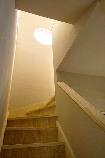 照明の光で明るい階段